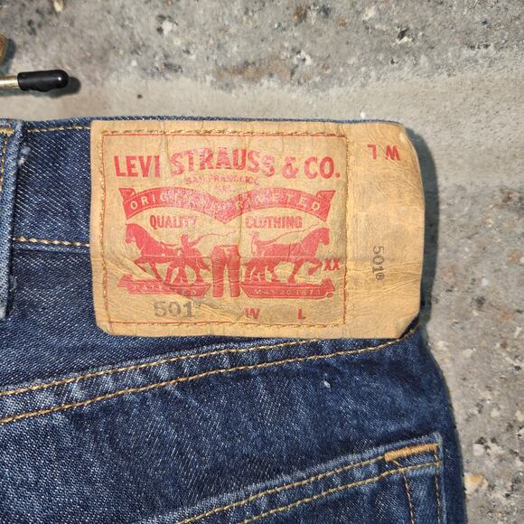 LEVIS sz 48 32 Men's 501 button fly blue jeans EUC - Picture 2 of 4